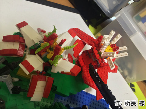 花の蜜を吸いに来た蜂(所長 様)